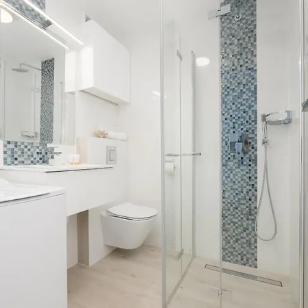 Elegant In The Centre Of By Renters Apartment