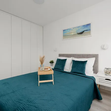 Elegant In The Centre Of By Renters Apartment